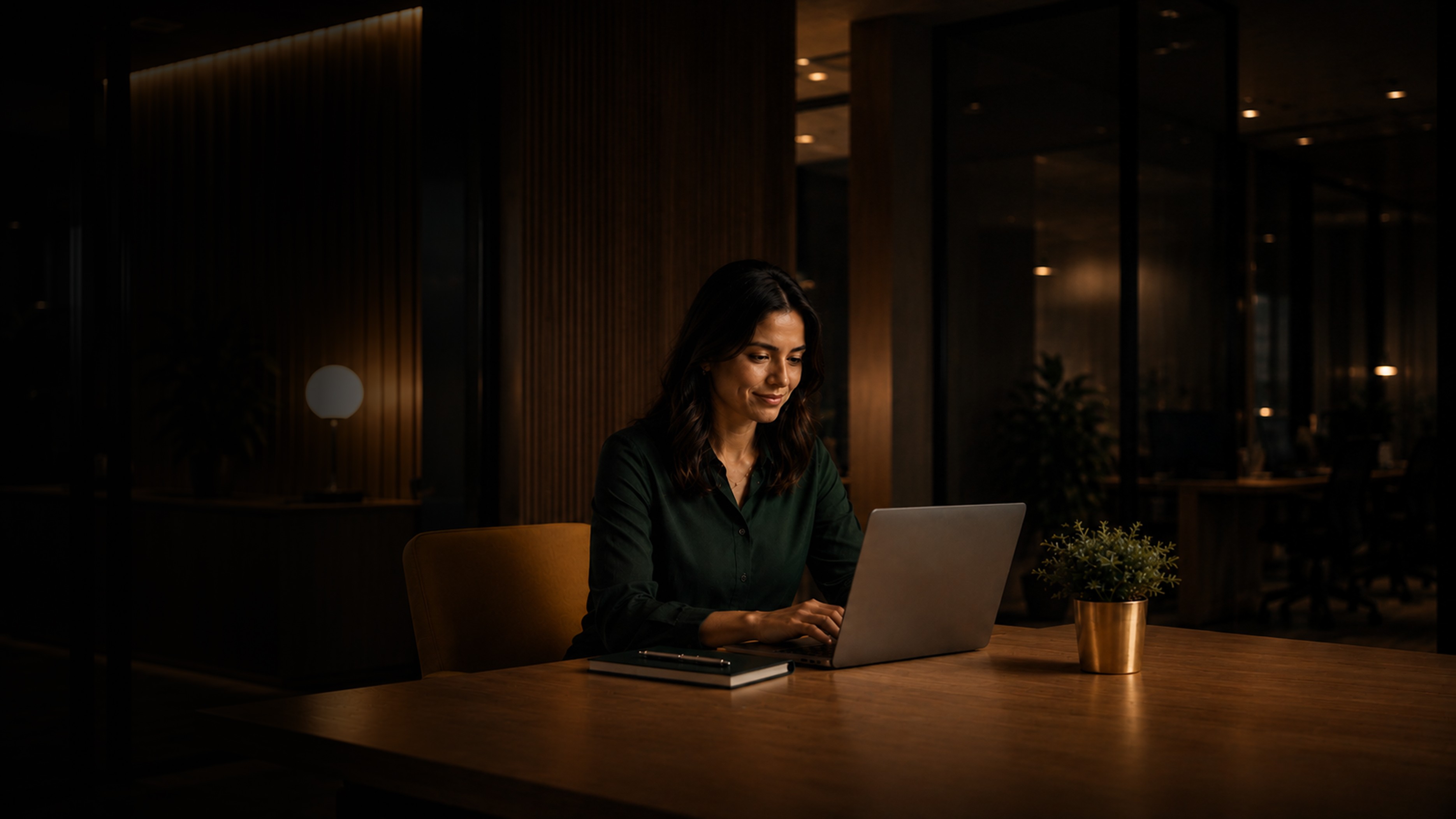 Profissional trabalhando em um notebook em um escritório